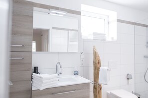 Design Apartment, 2 Bedrooms, Hill View | Bathroom | Shower, hair dryer, towels - Kuckucksnest Todtnau-Muggenbrunn (Todtnau)