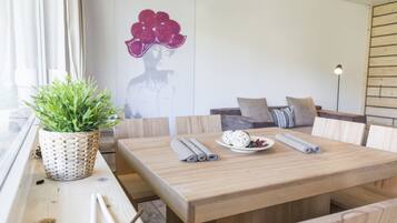 Apartemen Desain, 2 kamar tidur, pemandangan bukit | Makan di kamar