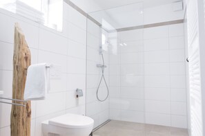 Design Apartment, 2 Bedrooms, Hill View | Bathroom | Shower, hair dryer, towels - Kuckucksnest Todtnau-Muggenbrunn (Todtnau)