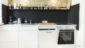 Design-Apartment, 2 Schlafzimmer, Hügelblick | Eigene Küche | Wasserkocher mit Kaffee-/Teezubehör, Kühlschrank, Ofen, Herdplatte