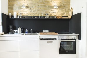 Design appartement, 2 slaapkamers, uitzicht op heuvels | Privékeuken | Een koelkast, een oven, een kookplaat, een vaatwasser