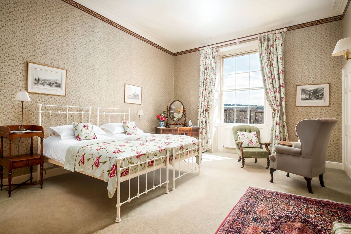 Chambre supérieure double ou avec lits jumeaux, salle de bain attenante (Sir Walter Elliot's Room)