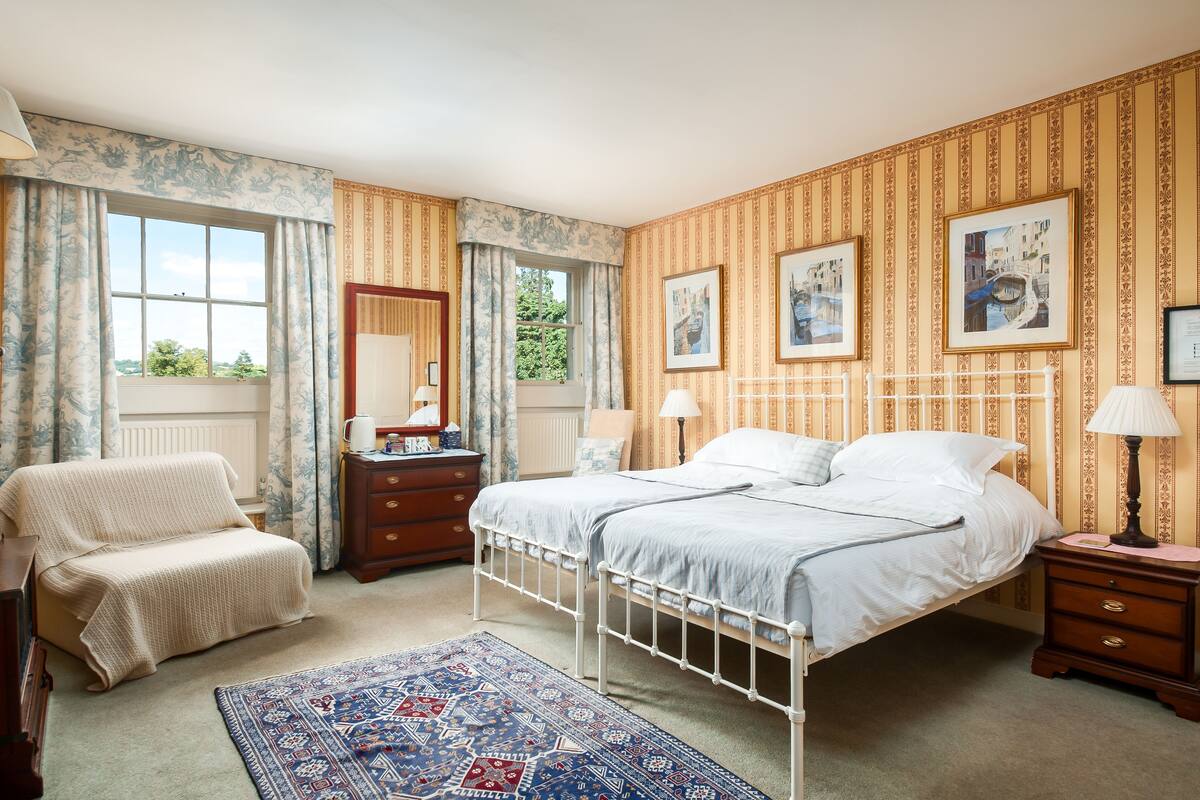 Chambre Deluxe double ou avec lits jumeaux, salle de bain attenante (Mrs Smith's Room)