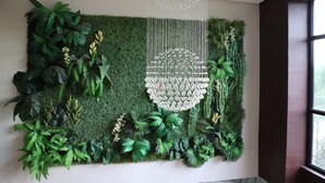 Una pared con un jardín vertical y una araña.