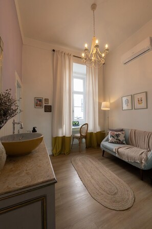 Classic Double Room | Living area | 28-cm flat-screen TV with cable channels, TV - Sapateiros 44 (Lisbon)