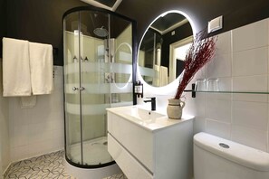 Superior Studio Suite | Bathroom | Shower, rainfall showerhead, free toiletries, hair dryer - Sapateiros 44 (Lisbon)