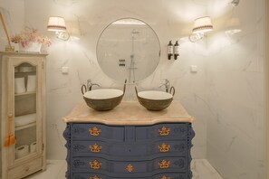 Suite monolocale Superior | Bagno | Doccia, soffione a pioggia, set di cortesia gratuito, asciugacapelli
