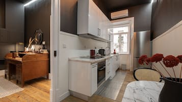 Superior Studio Suite | In-room dining