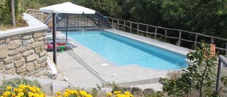 Inomhuspool, utomhuspool, parasoller och solstolar