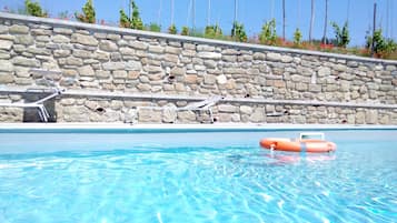 Piscine couverte, piscine extérieure, parasols de plage, chaises longues