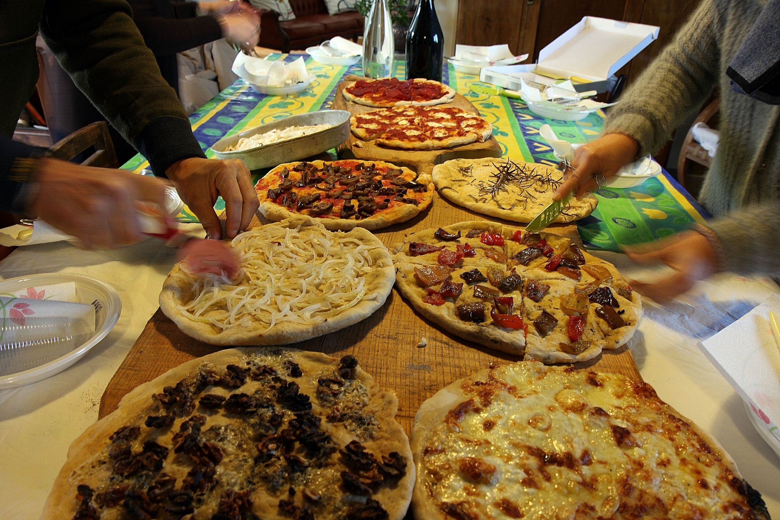 Ein Tisch mit verschiedenen Pizzen.