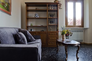 Panoramic Cottage, Hill View (Calendula) | Living room | Flat-screen TV, heated floors - Villa Cheti (Spigno Monferrato)