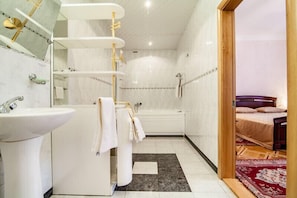 Suite, 2 chambres | Salle de bain
