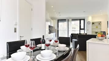 Apartment, 1 Bedroom | In-room dining