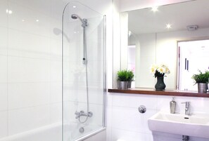 Kombinert dusj/badekar, hårføner og håndklær