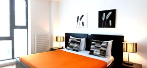 Tabla de planchar con plancha, wifi gratis y ropa de cama 