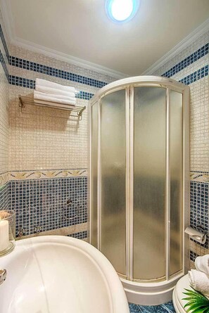Shower, towels - Hostal Zahara (Ferrol)