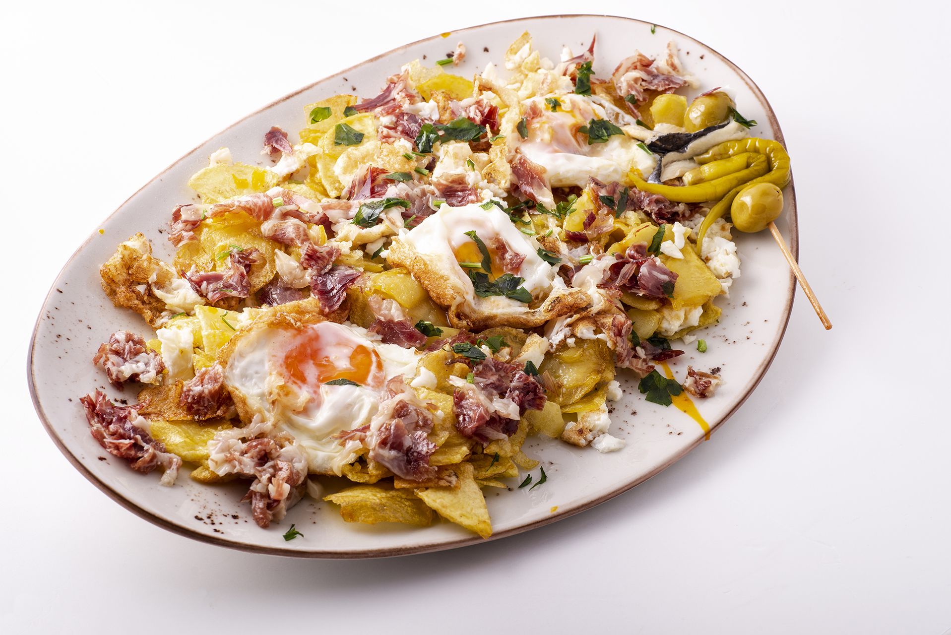 Un plato de comida con huevos, patatas y bacon.