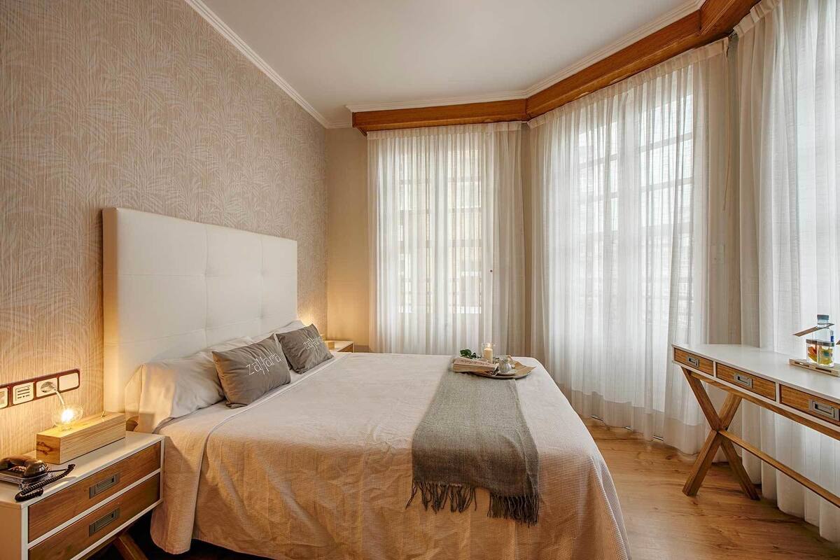 Escritorio, wifi gratis y ropa de cama 