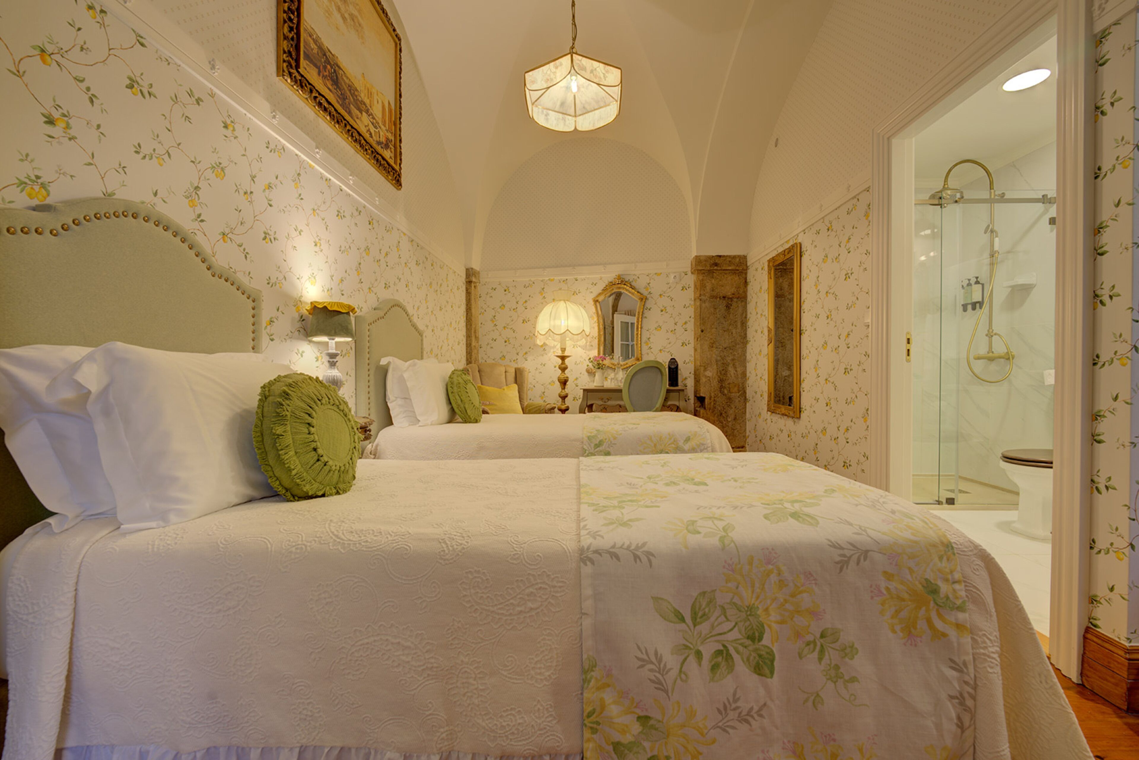 Minibar, coffres-forts dans les chambres, bureau, chambres insonorisées