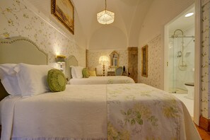 Twin Room, Courtyard View  - Açafrão 03 | 1 bedroom, minibar, in-room safe, desk