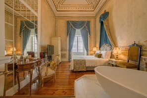 Ouro 04 | Minibar, caja de seguridad en la habitación y escritorio