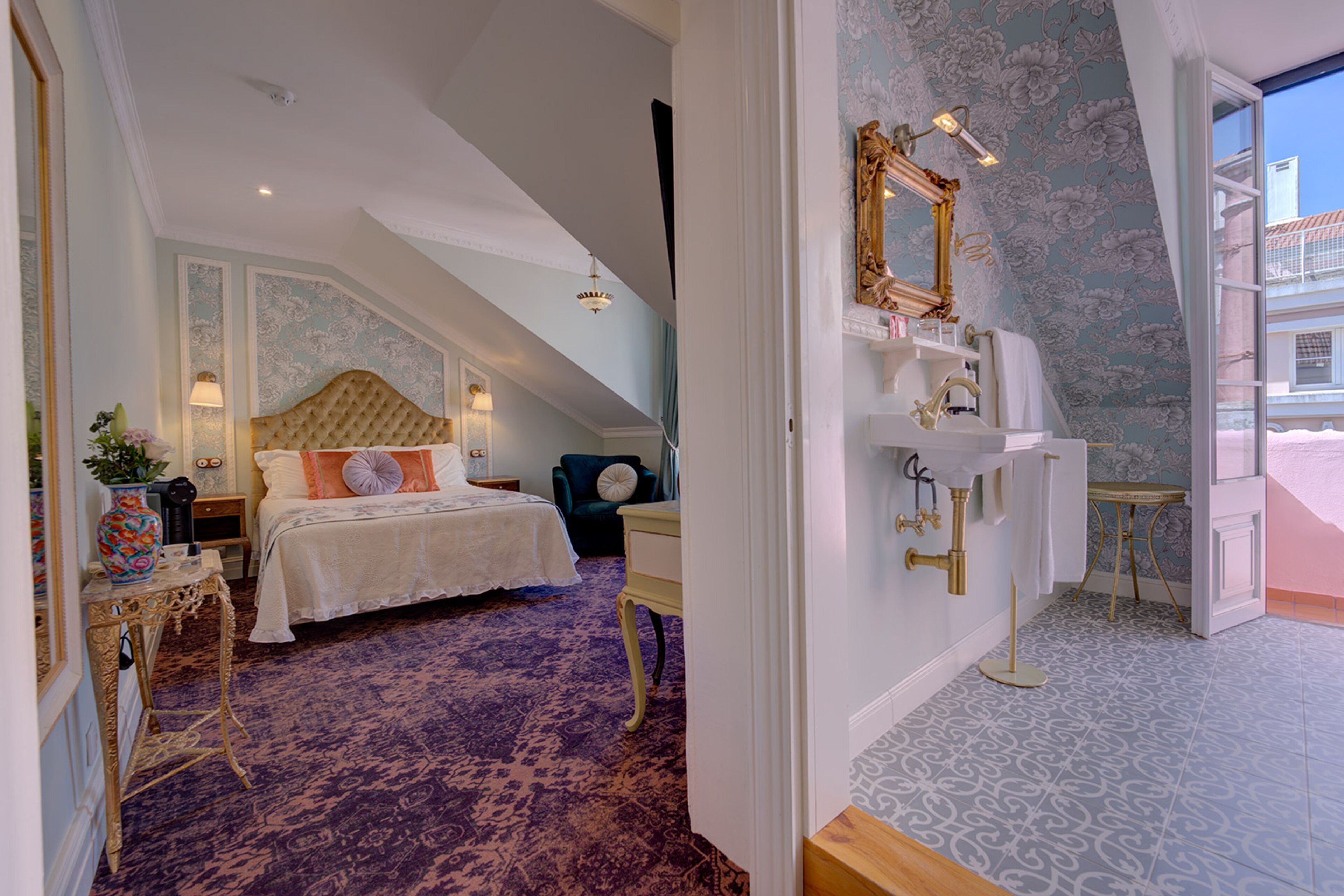 Een slaapkamer met een groot bed, een nachtkastje, een dressoir en een kaptafel met spiegel.
