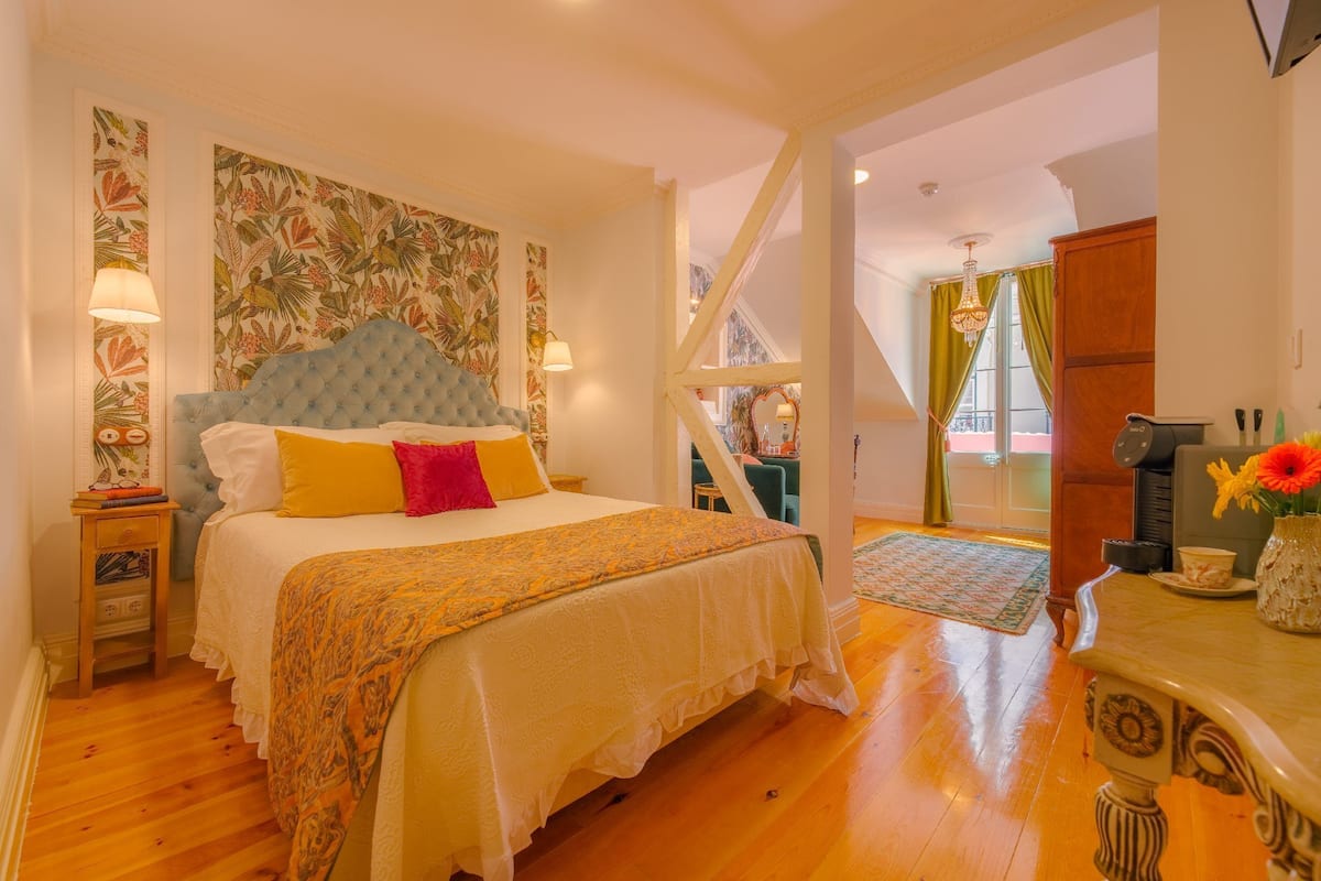 Minibar, caja de seguridad en la habitación y escritorio