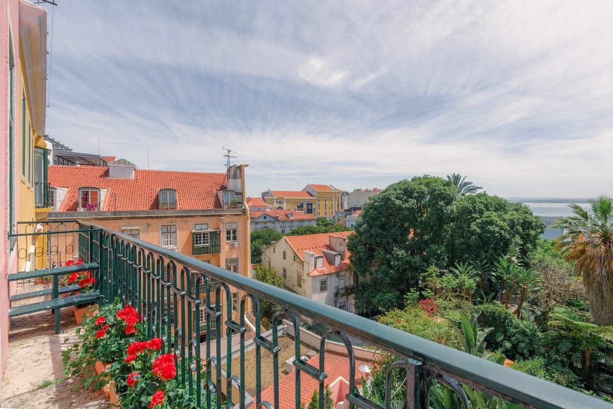 Minibar, caja de seguridad en la habitación y escritorio