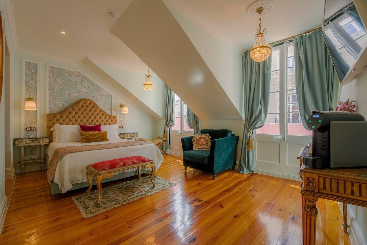 Minibar, caja de seguridad en la habitación y escritorio