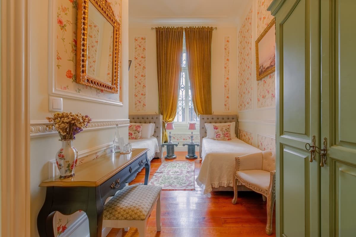 Minibar, caja de seguridad en la habitación y escritorio