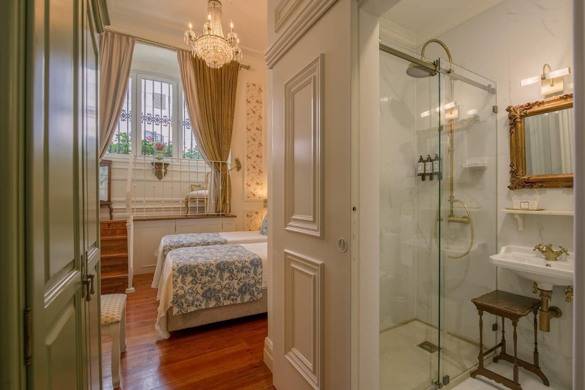 Minibar, caja de seguridad en la habitación y escritorio