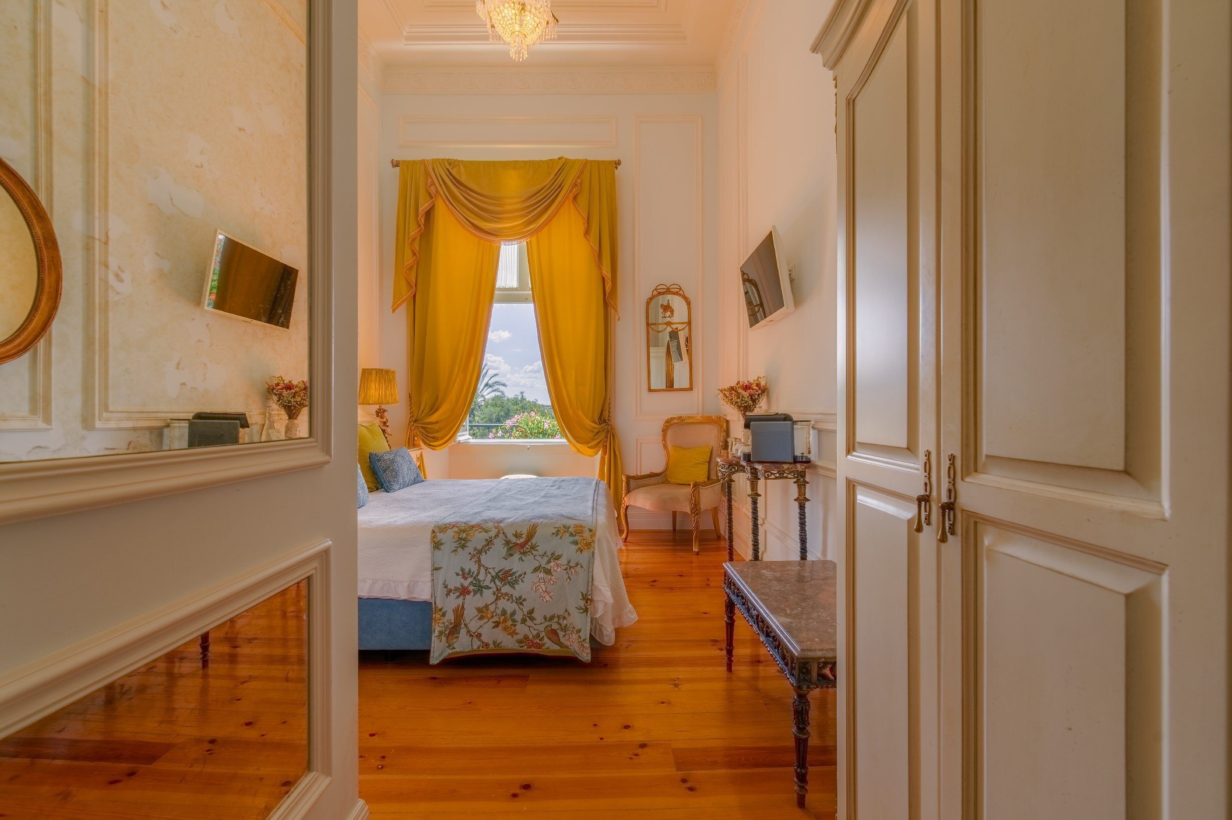 Ouro 01 | Minibar, in-room safe, desk, soundproofing