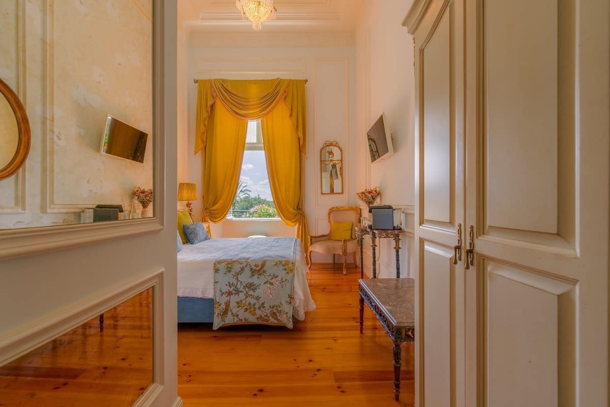 Tweepersoonskamer | Een minibar, een kluis op de kamer, een bureau, geluiddichte muren