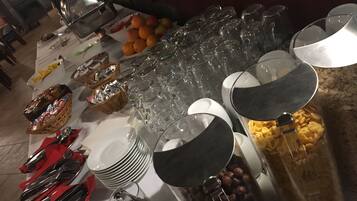 Petit déjeuner continental (8 EUR par personne)