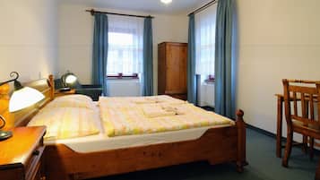 Standaard tweepersoonskamer | Een bureau, gratis babybedden, gratis wifi, beddengoed