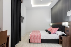 Habitació doble o amb dos llits individuals | Minibar, caixa forta a l'habitació, escriptori i cortines opaques
