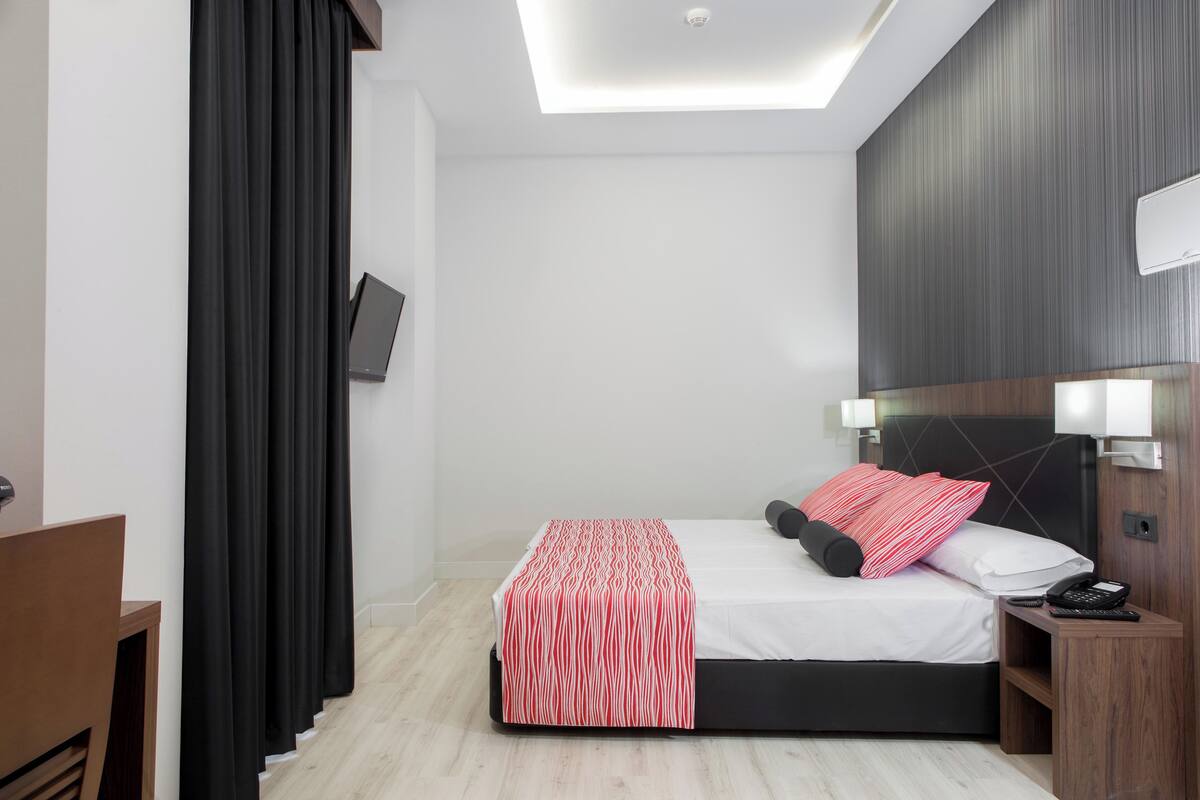 Minibar, coffre-fort, bureau, rideaux d’obscurcissement