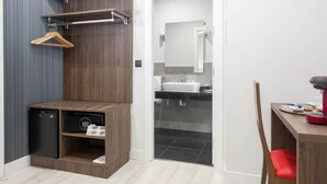 A modern bathroom with a wooden vanity, a sink, and a mirror. - Hotel ITC Artemisa by Soho Boutique (Seville)