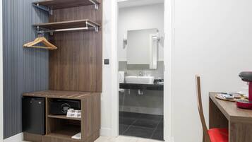 Minibar, coffres-forts dans les chambres, bureau, rideaux occultants