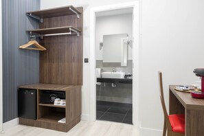 Een minibar, een kluis op de kamer, een bureau, verduisterende gordijnen