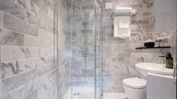 Superior Room (Lansbury Octagonal Tower Room) | Bathroom | Designer toiletries, hair dryer, bathrobes, towels