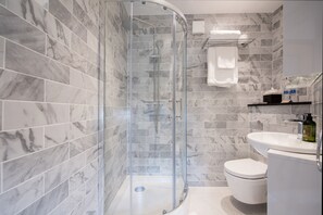 Quarto superior (Lansbury Octagonal Tower Room) | Banheiro | Produtos de toalete de grife, secador de cabelo, roupões de banho 