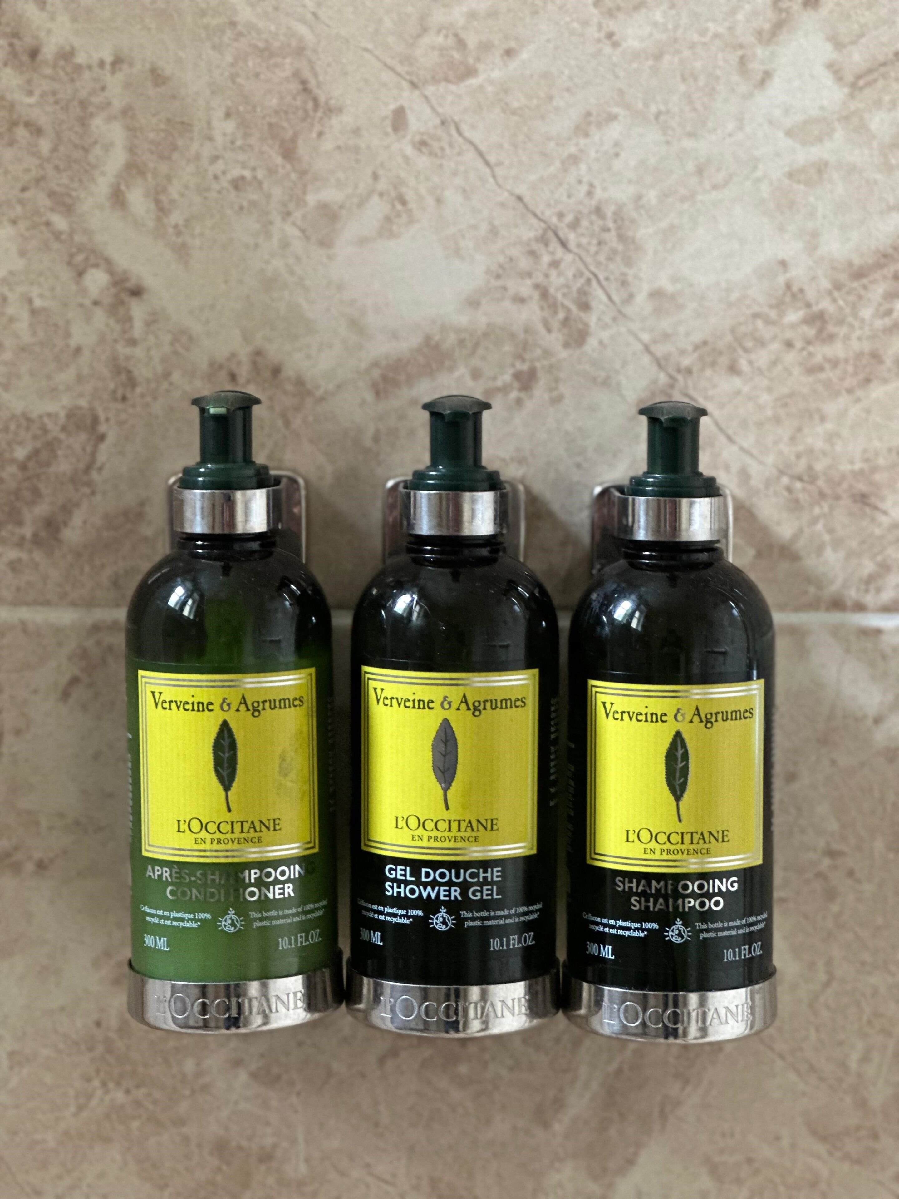 Drei Flaschen Duschgel von L'OCCITANE mit Verveine & Agrumes.