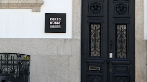 A black ornate door with a plaque reading "PORTO MUSIC GUEST HOUSE". - Porto Music Guest House (Porto)