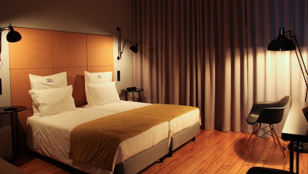 A hotel room with a bed, bedside tables, a desk, and a chair. - Porto Music Guest House (Porto)