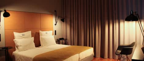 สตูดิโอ, วิวสวน | ตู้นิรภัยในห้องพัก, โต๊ะทำงาน, ผ้าม่านกันแสง, ห้องเก็บเสียง