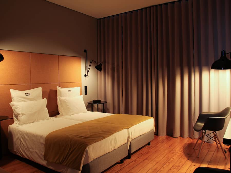 Caja de seguridad en la habitación, escritorio y cortinas blackout