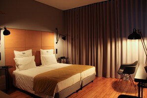 A hotel room with a bed, bedside tables, a desk, and a chair. - Porto Music Guest House (Porto)