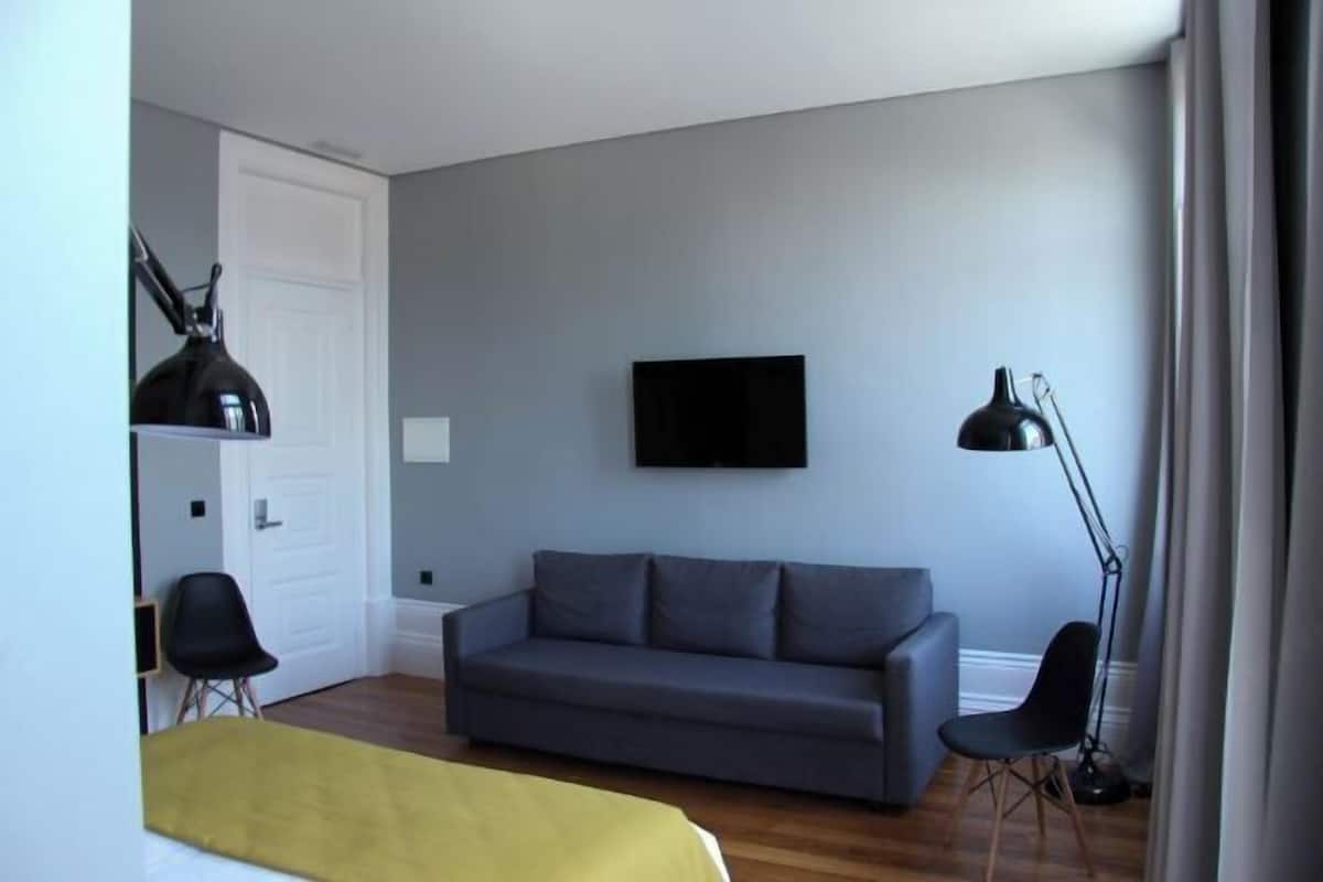 Zimmersafe, Schreibtisch, Verdunkelungsvorhänge, schallisolierte Zimmer